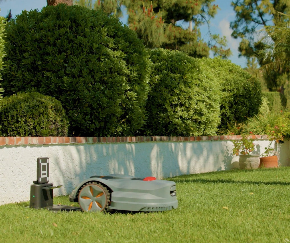 Robotic lawn mower with auto charging function