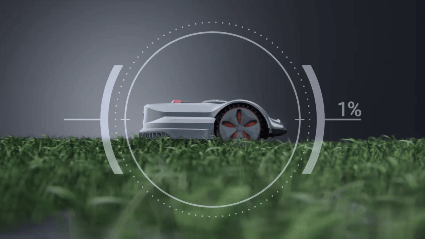 Le système de conduite AWD de Sunseeker en action, démontrant la capacité de la tondeuse à gérer jusqu'à 70 % de pentes, offrant stabilité et puissance sur des terrains accidentés